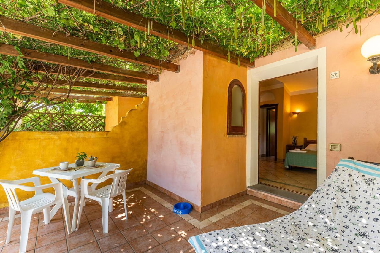 Apartments In Residence With Swimming Pool In Santa Margherita Di Pula, 250 Meters From The Sea מראה חיצוני תמונה